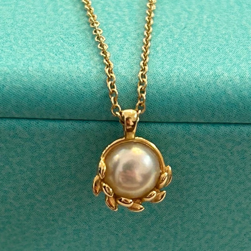 Tiffany & Co Paloma Picasso Olive Leaf Pendant Necklace 18K Yellow Gold